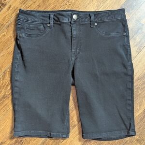 1822 Denimโ Classic Black Jean Shorts - Women's 12